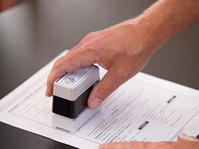 Servicios de notario público certificado - The UPS Store Notario sella un documento