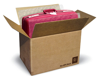 Envío de valijas en The UPS Store Valija roja dentro de una caja abierta