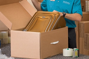 Equipaje de Viaje roja dentro de una caja abierta